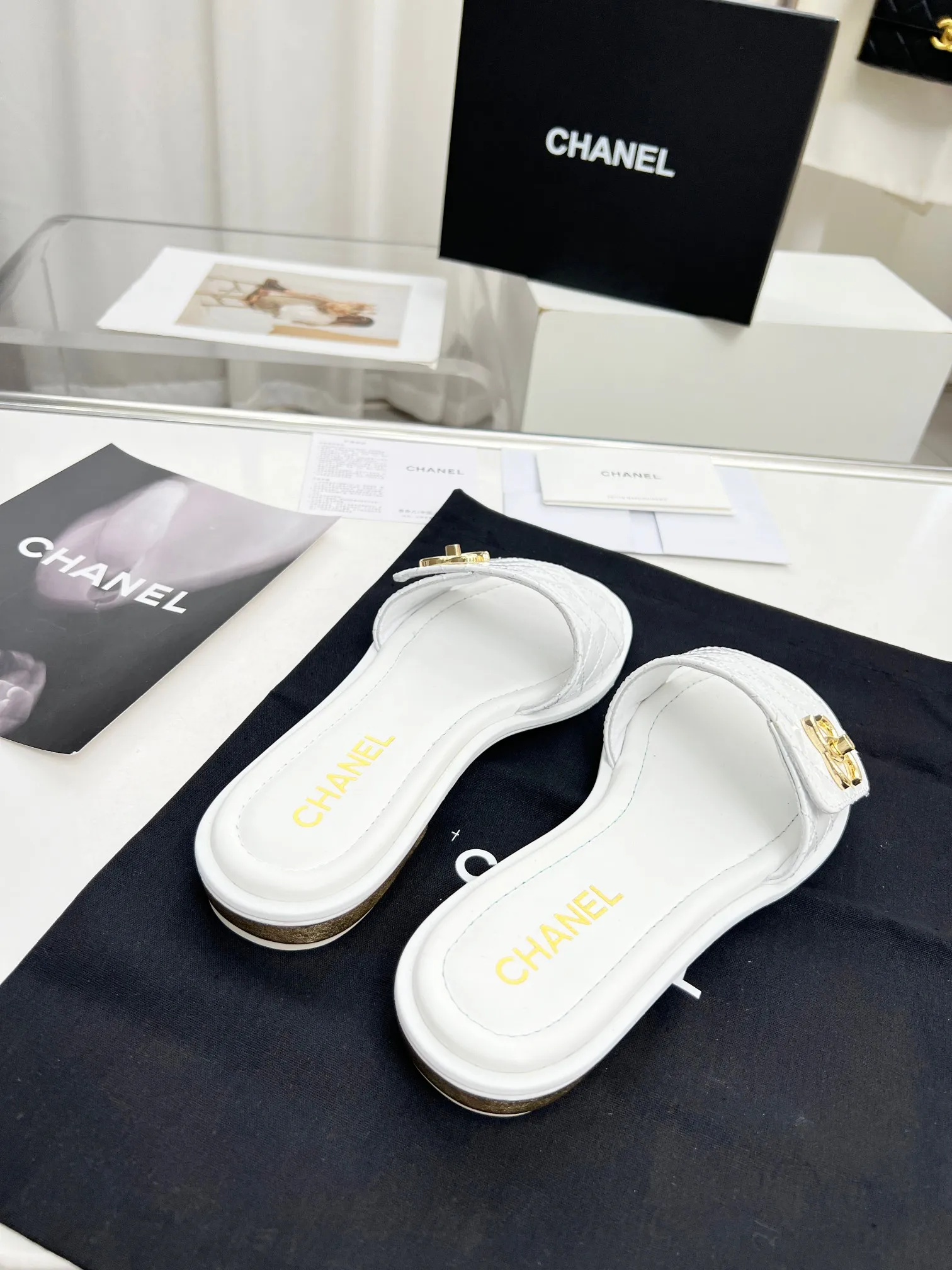 👟👟Ex-factory price 400👟👟 Genuine leather outsole Chanel24👟👟Ex-factory price Chanel 2024 spring and summer new Mier slippers, a summer must-have, goddess series, with the elegant and ladylike temperament of the Chan family, super durable and irresistible. The upper is made of original molded hardware buckles and electric embroidery, and the sheepskin lining is soft and comfortable. 🇮🇹 ▪️Size: 35-41